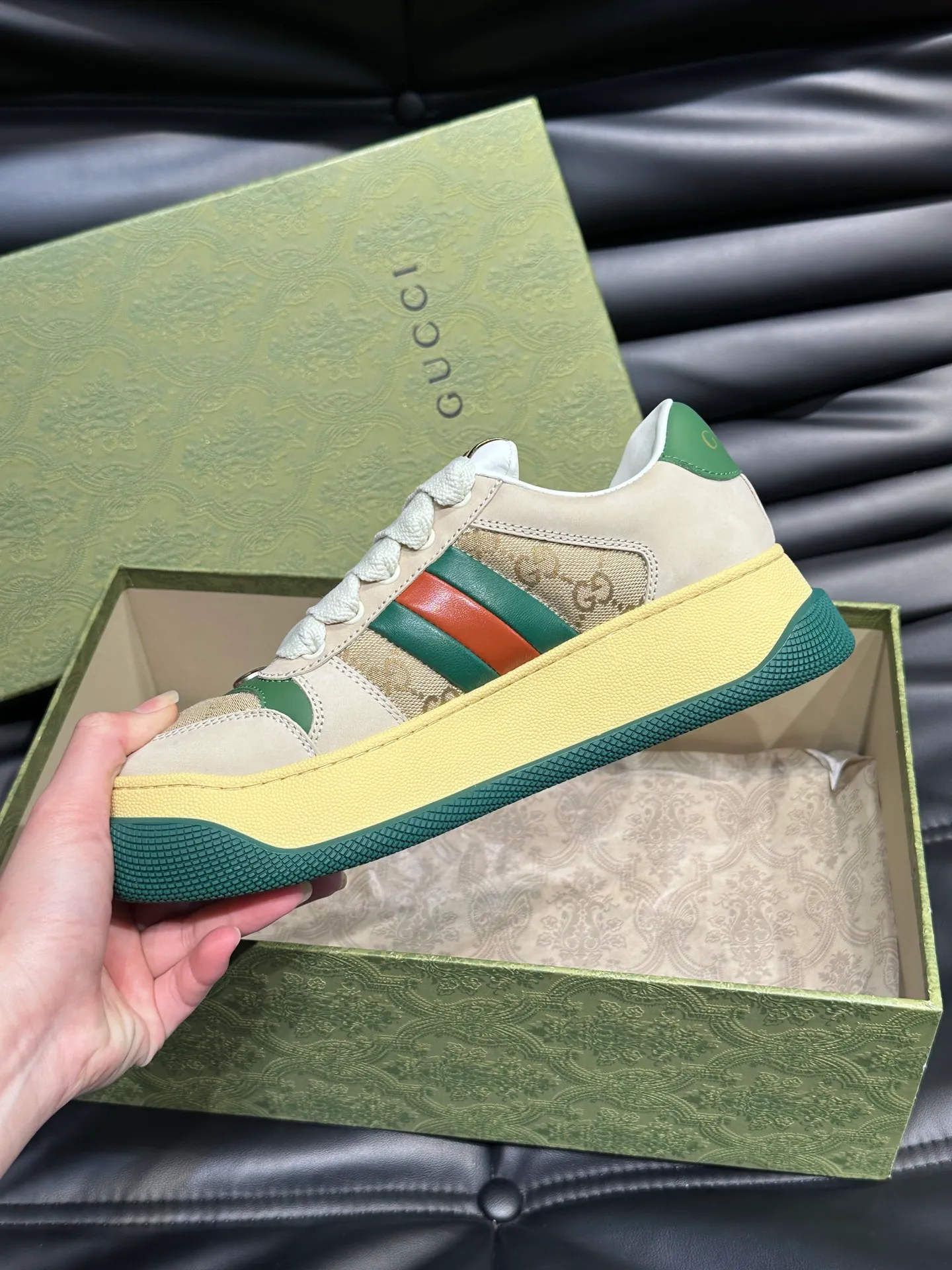 Men's men's shoes 💰p500 "GUCC*" Screener series 👫 Couple style GG thick-soled sneakers, the Screener series is inspired by the classic sneakers of the 1970s, cleverly incorporating the retro Gucci logo, two-color waterproof platform soles, and 5CM thick soles to enhance the aura, conveying the new design concept that a single product should be permanently accompanied by the passage of time, creating a retro distressed effect, decorated with metallic double G oval enamel details! High-quality, versatile classic items, highly recommended. Size female 35-39, male 38-44